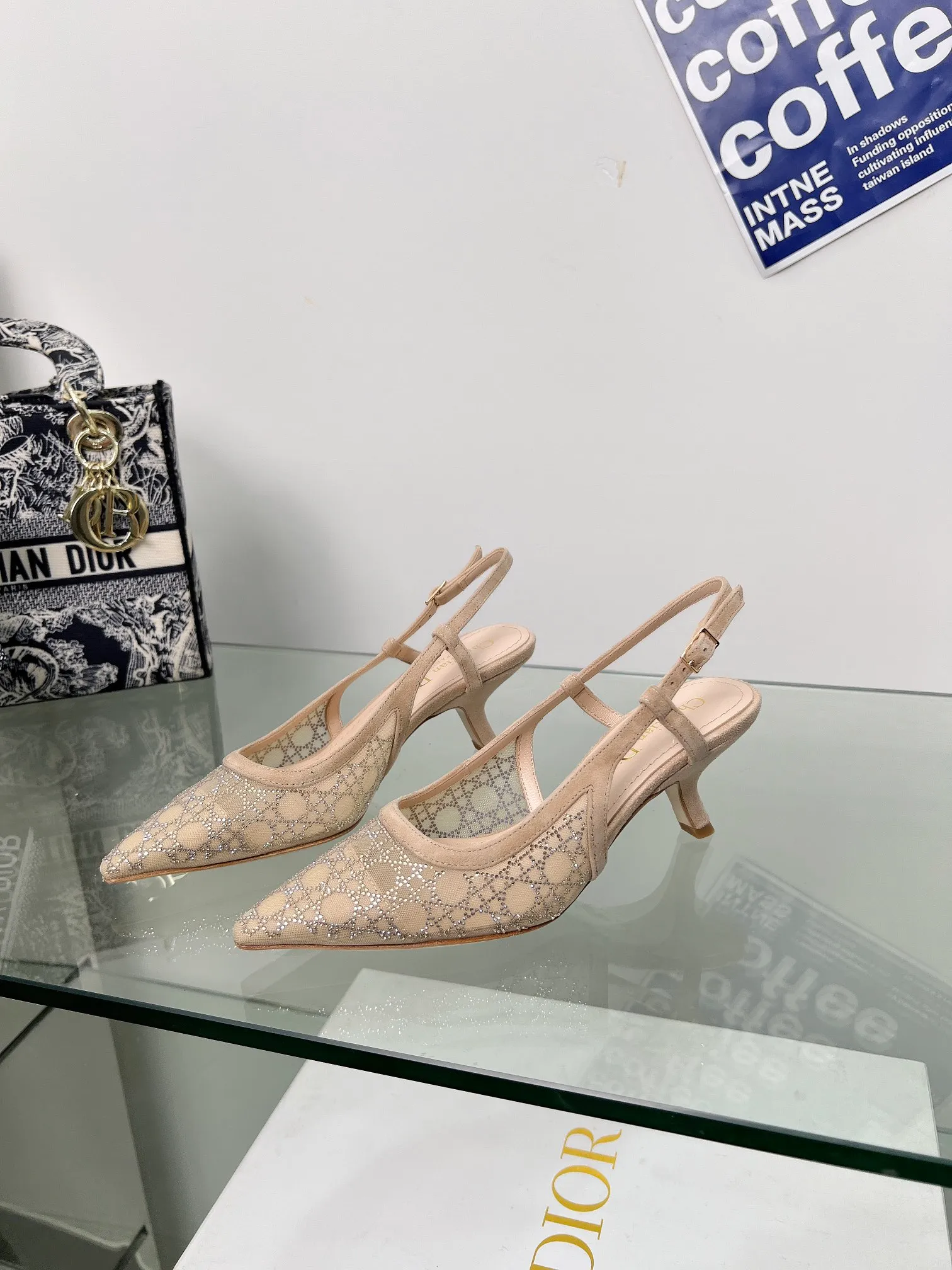 👟👟Ex-factory price 560👟👟Dior 2025 spring and summer catwalk new style bling...bling...crystal shoes Capture one-line high-heeled Mule women's shoes Star same rhinestone square toe cannage pattern cat heel slippers The top high-end version on the market Exclusive sale Material: original custom mesh inlaid with hot Australian rhinestones + water-dyed sheepskin feet + original molded hardware buckles + Italian leather outsole Heel height: 6.5CM/9.5CM size: 33-44 (33.34.40.41.42.43.44 is custom-made and cannot be returned or exchanged)